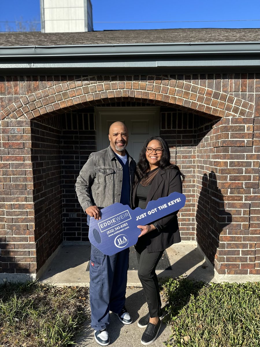 A happy Eddie Weir client at their Greater Houston home closing (photo 42 of 79)