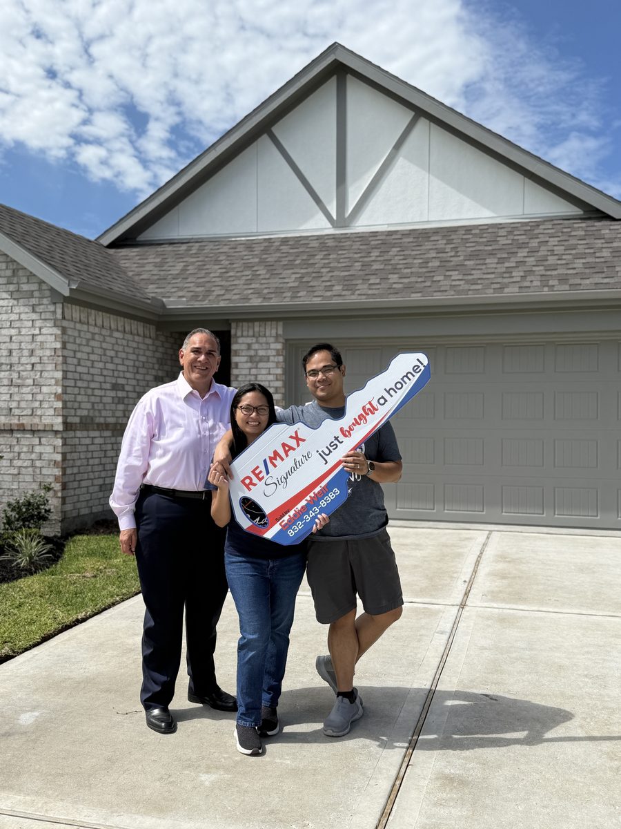 A happy Eddie Weir client at their Greater Houston home closing (photo 67 of 79)