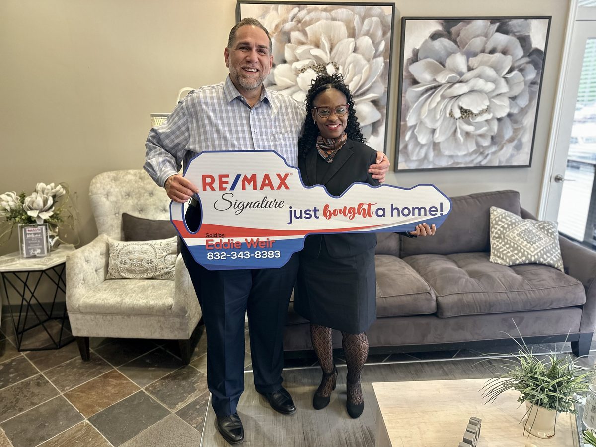 A happy Eddie Weir client at their Greater Houston home closing (photo 43 of 79)