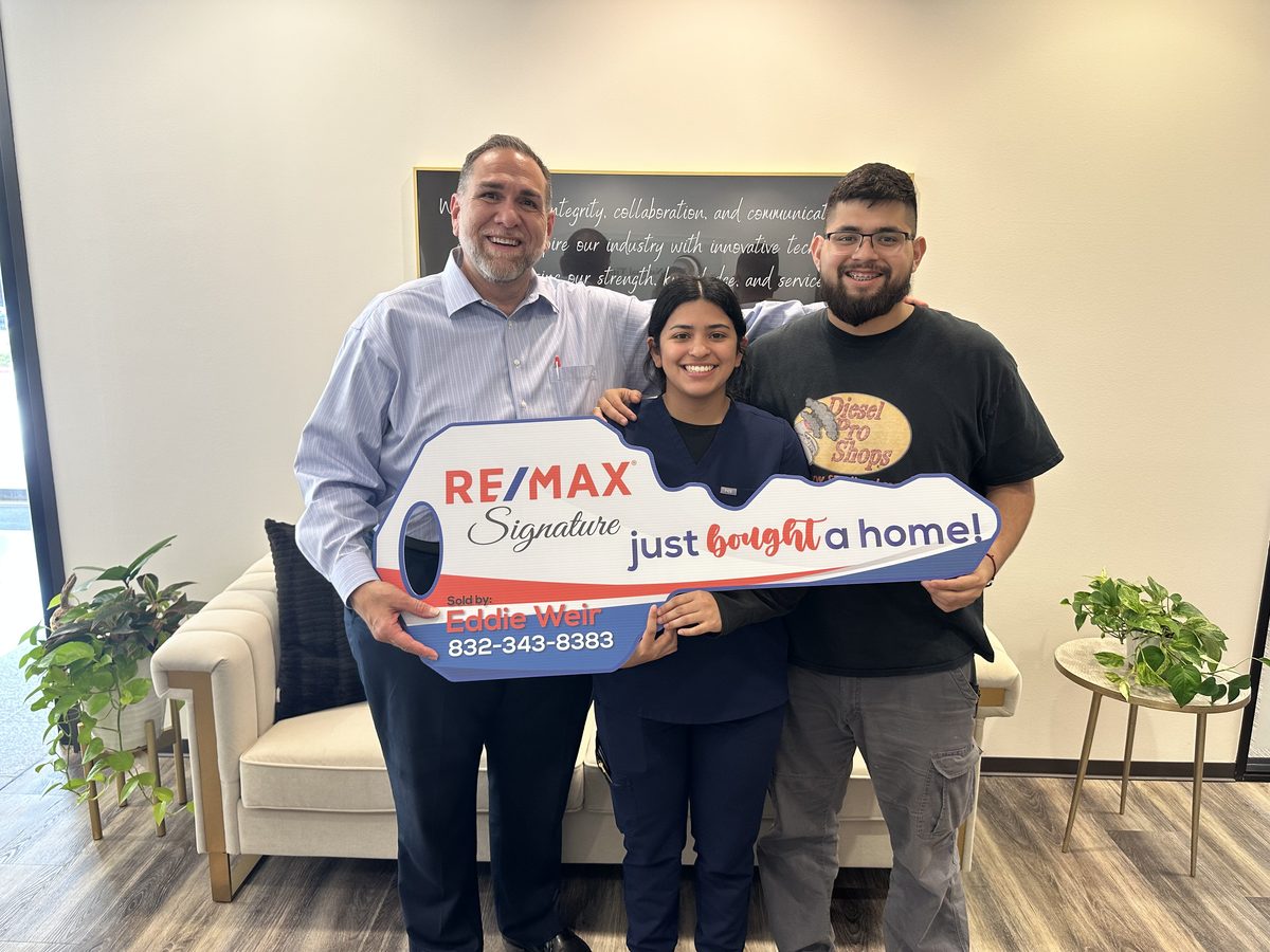 A happy Eddie Weir client at their Greater Houston home closing (photo 18 of 79)