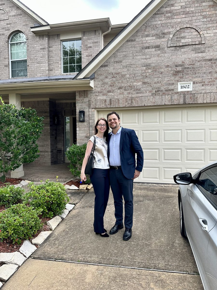 A happy Eddie Weir client at their Greater Houston home closing (photo 36 of 79)