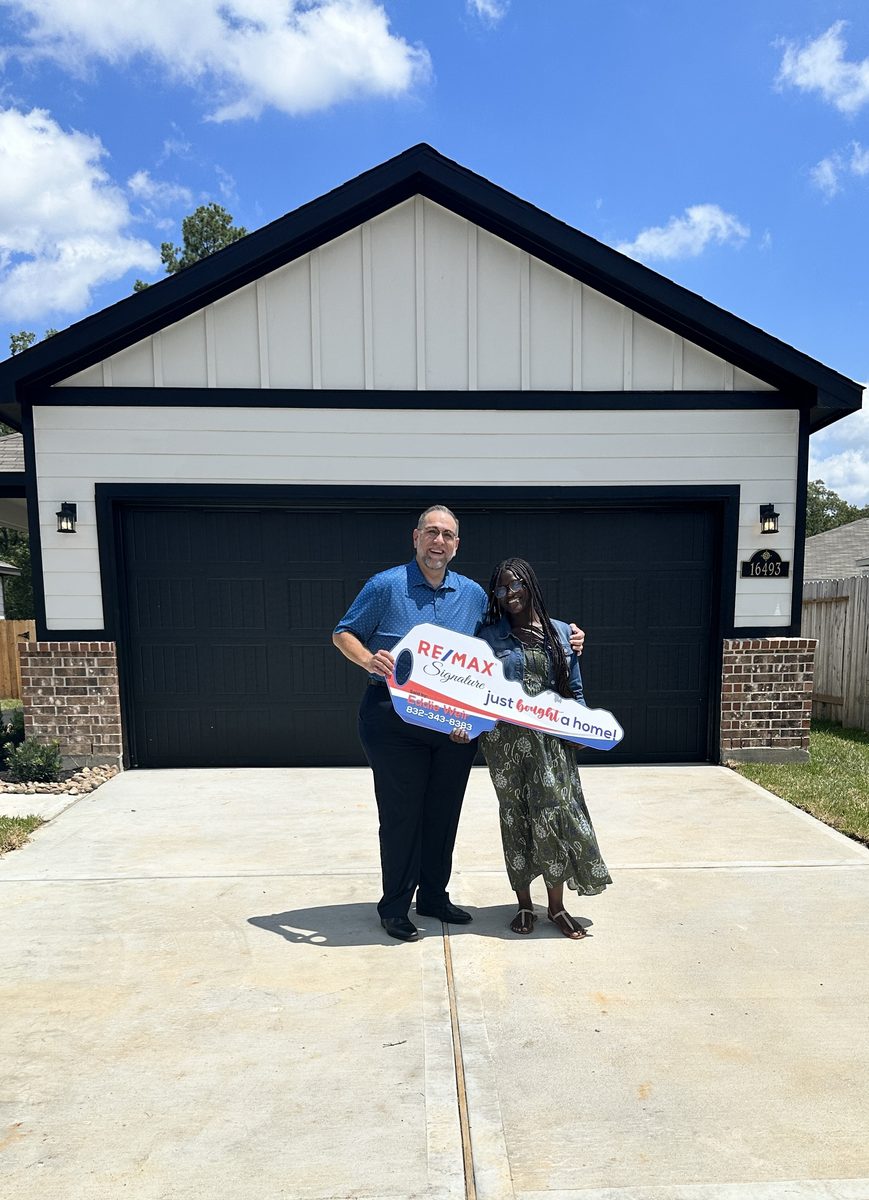 A happy Eddie Weir client at their Greater Houston home closing (photo 12 of 79)