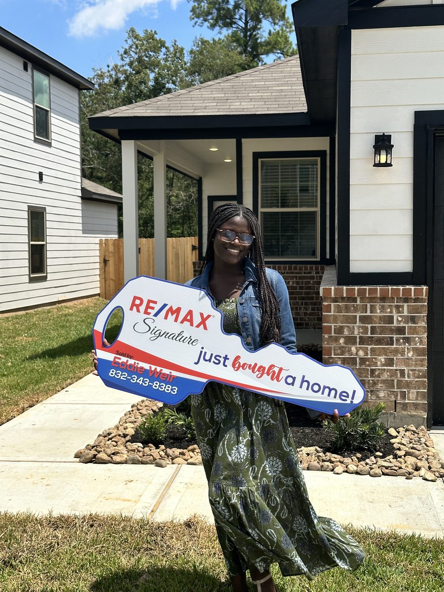 A happy Eddie Weir client at their Greater Houston home closing (photo 70 of 79)