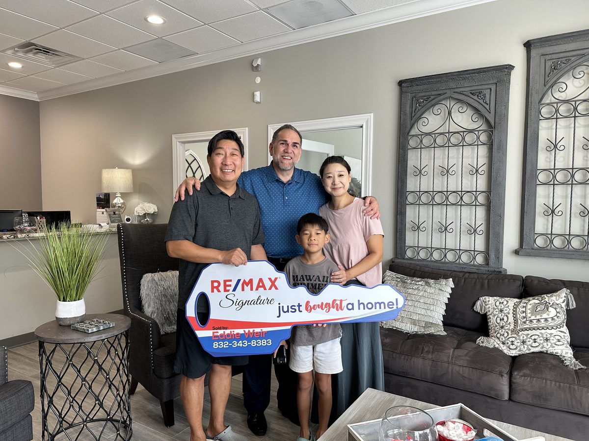 A happy Eddie Weir client at their Greater Houston home closing (photo 20 of 79)