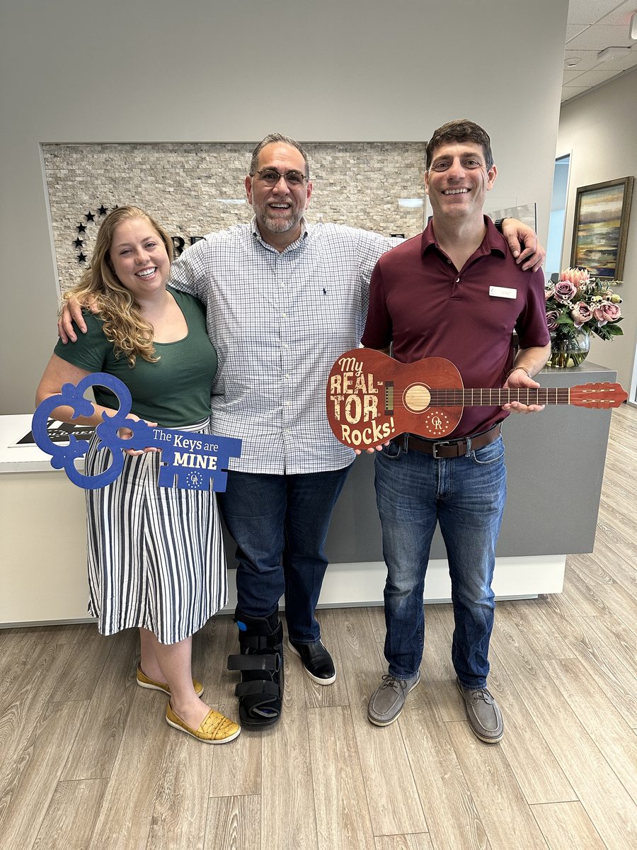 A happy Eddie Weir client at their Greater Houston home closing (photo 48 of 79)