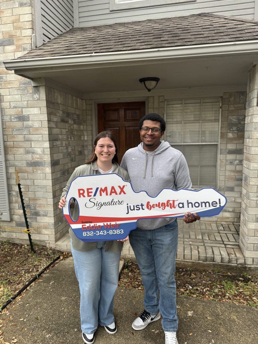 A happy Eddie Weir client at their Greater Houston home closing (photo 58 of 79)