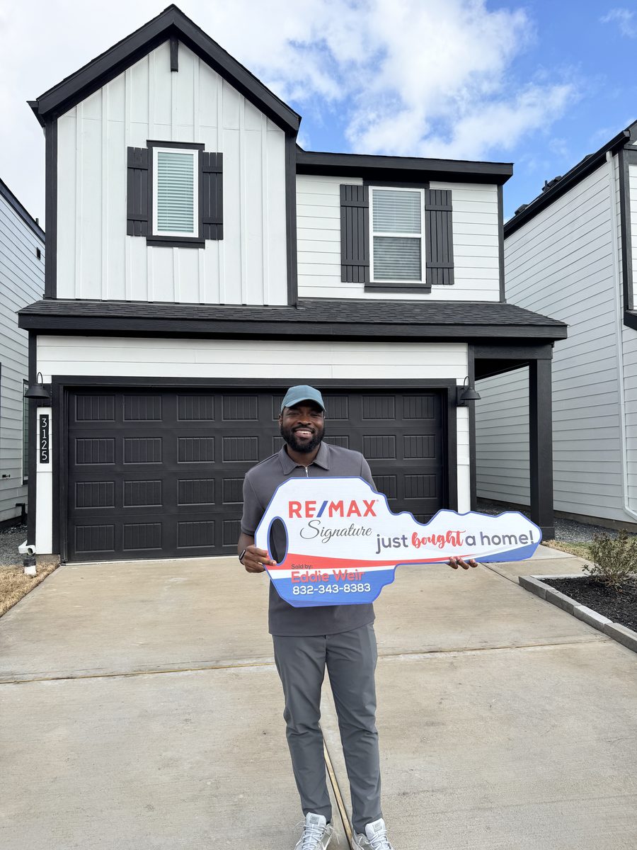 A happy Eddie Weir client at their Greater Houston home closing (photo 59 of 79)
