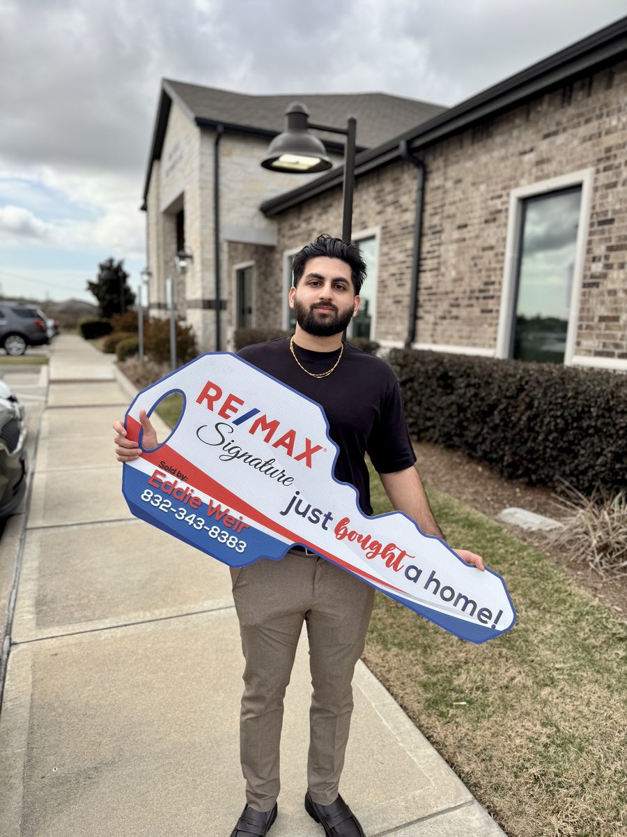 A happy Eddie Weir client at their Greater Houston home closing (photo 17 of 79)
